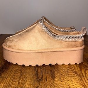 Jesters Embroidered‎ Platform Classic Slip-On. Size 6